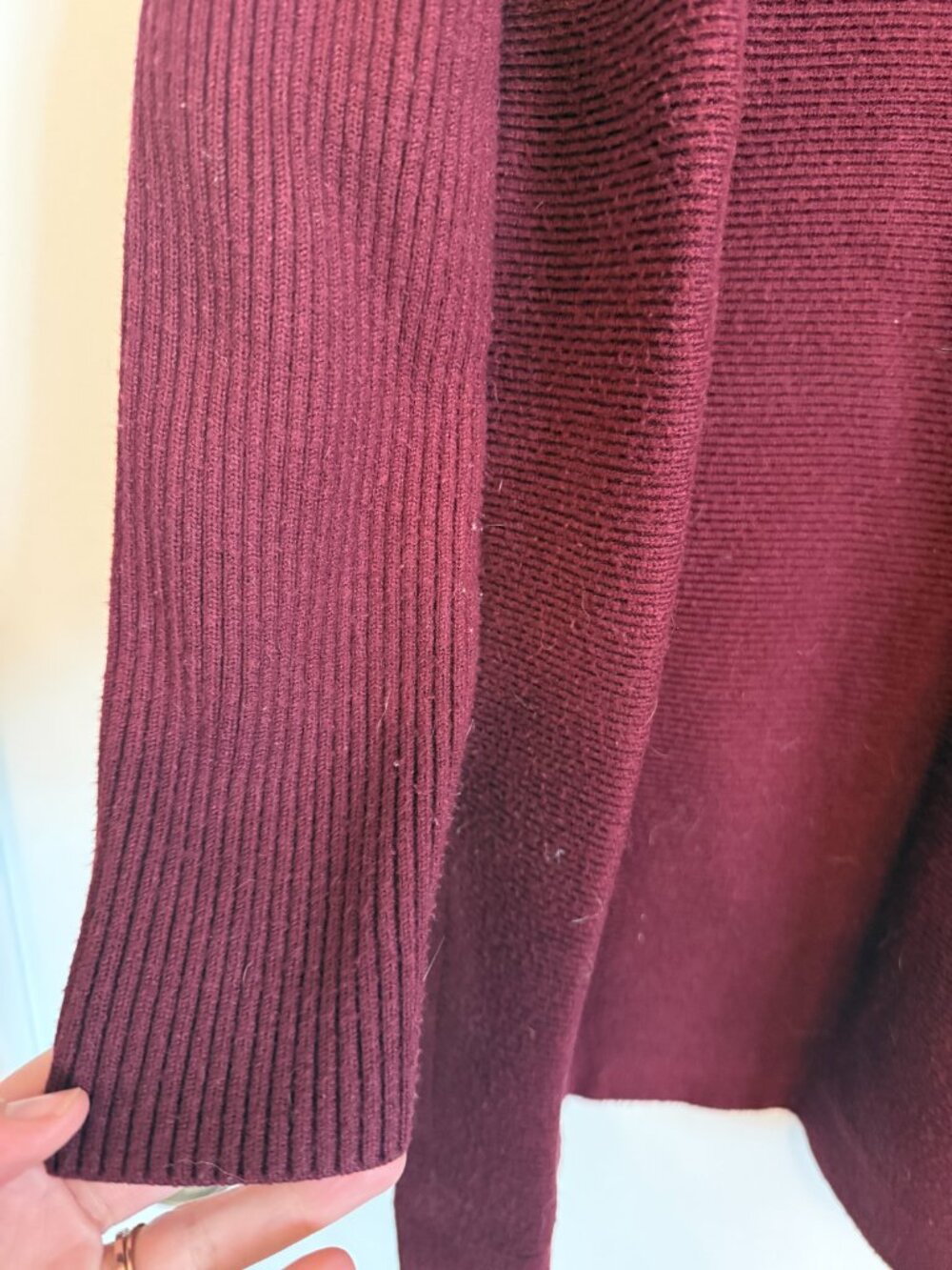 Soft burgundy turtleneck sweater with a thick ribbed knit - Picture 2 of 5